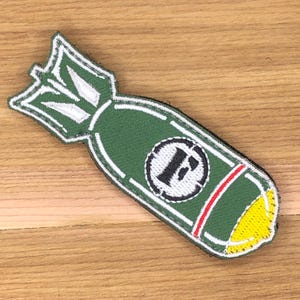 Toppa con bomba F, distintivo "Fottuto morale"