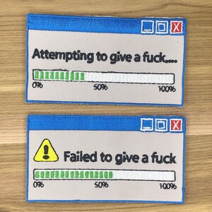 Può includere: Due toppe ricamate con un design a finestra di computer. La toppa superiore recita "Attempting to give a fuck...." con una barra di avanzamento al 50%. La toppa inferiore recita "Failed to give a fuck" con un simbolo di avvertimento e una barra di avanzamento allo 0%.