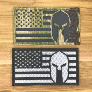 Puede incluir: Un juego de tres tazas de cerámica con un acabado mate moteado. Las tazas son de color crema, gris claro y gris oscuro. Cada taza tiene un diseño simple y minimalista.