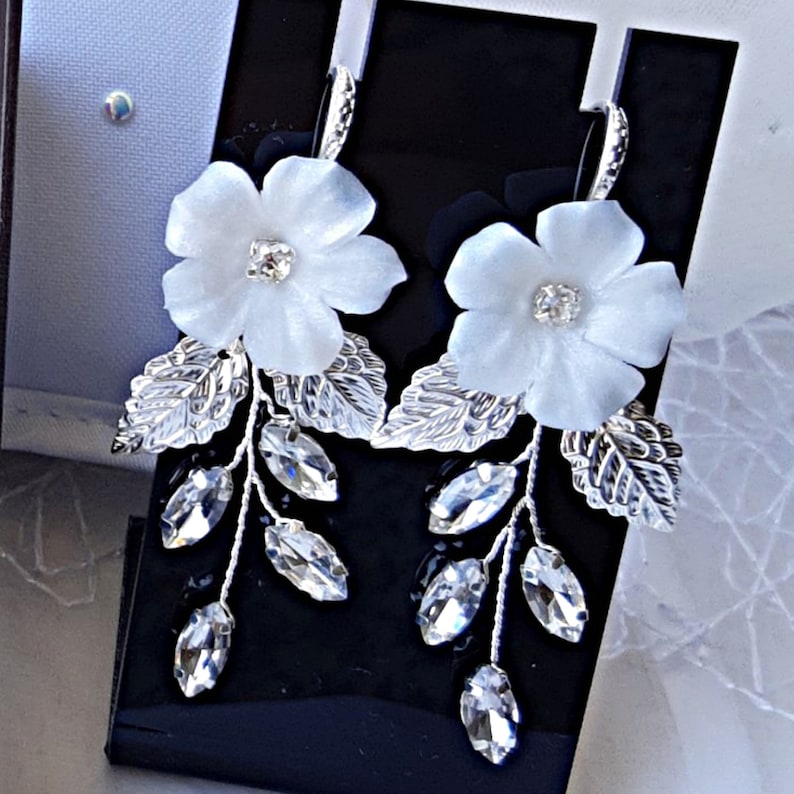 Boho bridal jewelry set, Bridal floral jewelry set, White flower jewelry set, Flower crystal leaf wedding hair comb, earrings and necklace image 2