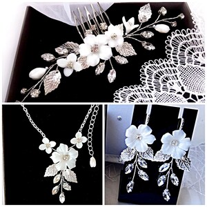 Boho bridal jewelry set, Bridal floral jewelry set, White flower jewelry set, Flower crystal leaf wedding hair comb, earrings and necklace image 1