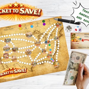 Puede incluir: Un juego de mesa titulado "Ticket to Save!" con un mapa de los Estados Unidos, dados, un bolígrafo y un billete de diez dólares. El tablero del juego presenta marcadores coloridos e ilustraciones de ciudades. El texto "Travel America and Save!" está en una burbuja.