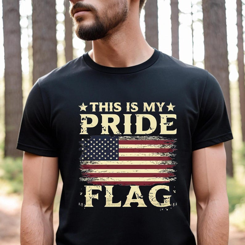 Puede incluir: Una camiseta negra con un dise&ntilde;o de bandera estadounidense desgastado y el texto "This is my pride flag".