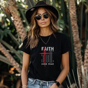 Diseño patriótico "La fe supera el miedo" (PNG, JPG), camiseta cristiana, descarga instantánea, diseño de cruz, PNG cristiano, diseños cristianos imagen 2
