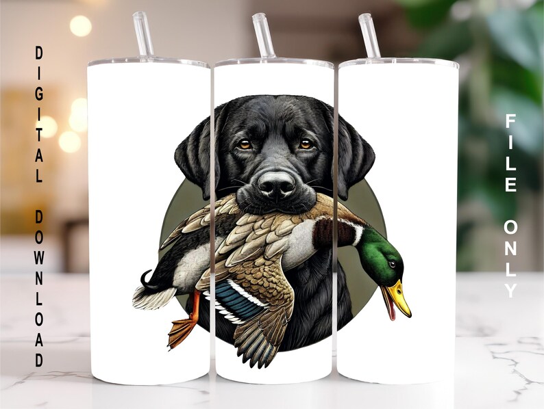 Pu&ograve; includere: Bicchiere bianco con una grafica di un Labrador Retriever nero che tiene un'anatra. L'anatra ha piume marroni, bianche e verdi. Il bicchiere ha un coperchio argentato e una cannuccia trasparente. Le parole "DIGITAL DOWNLOAD" sono stampate sul lato.