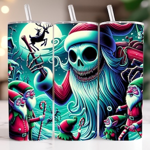 Può includere: Un set di tre bicchieri in acciaio inossidabile da 20 oz con un tema natalizio spettrale. I bicchieri presentano un'illustrazione verde e blu di un Babbo Natale scheletro con elfi e una renna. Lo sfondo è blu scuro con fiocchi di neve bianchi.