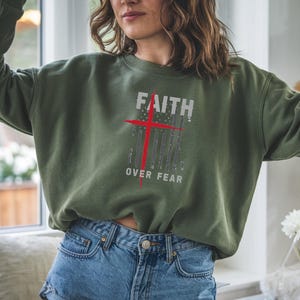 Diseño patriótico "La fe supera el miedo" (PNG, JPG), camiseta cristiana, descarga instantánea, diseño de cruz, PNG cristiano, diseños cristianos imagen 6