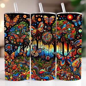 Puede incluir: Tres vasos de acero inoxidable con un diseño psicodélico de mariposas de colores. El diseño presenta un fondo negro con mariposas, flores y remolinos de colores.