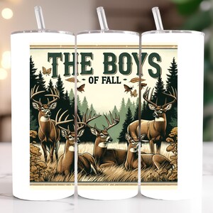 K&ouml;nnte beinhalten: Ein wei&szlig;er Becher mit einer Grafik einer Waldszene mit Hirschen und dem Text "The Boys of Fall".