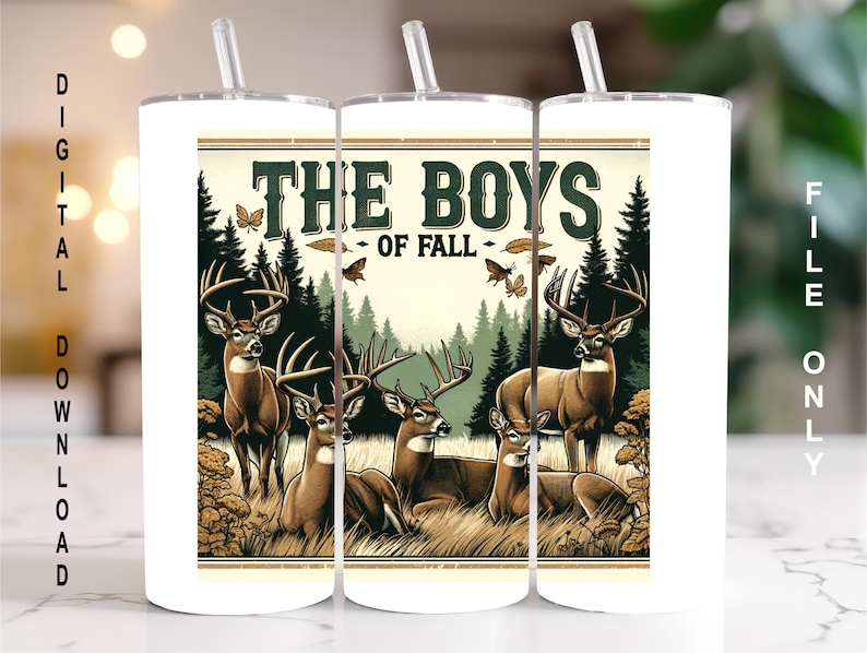 K&ouml;nnte beinhalten: Ein wei&szlig;er Becher mit einer Grafik einer Waldszene mit Hirschen und dem Text "The Boys of Fall".