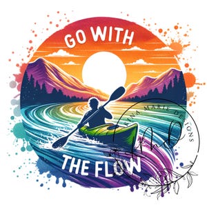 Peut inclure: Une illustration aquarelle d'une personne faisant du kayak sur une rivière avec des montagnes en arrière-plan. Le soleil se couche et le ciel est orange et rose. Le texte "GO WITH THE FLOW" est écrit en cercle autour de l'image.