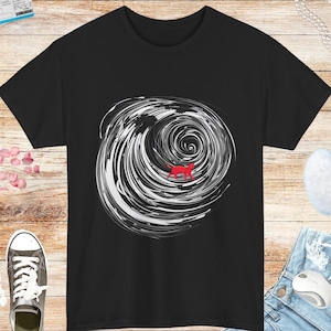 Peut inclure: T-shirt noir avec un motif en spirale blanc et gris. Une silhouette rouge d'un chien se trouve au centre de la spirale.