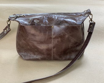 Women’s leather shoulder/crossbody purse. Multiple pockets inside and out, fully lined with vintage cotton fabric. 46in strap