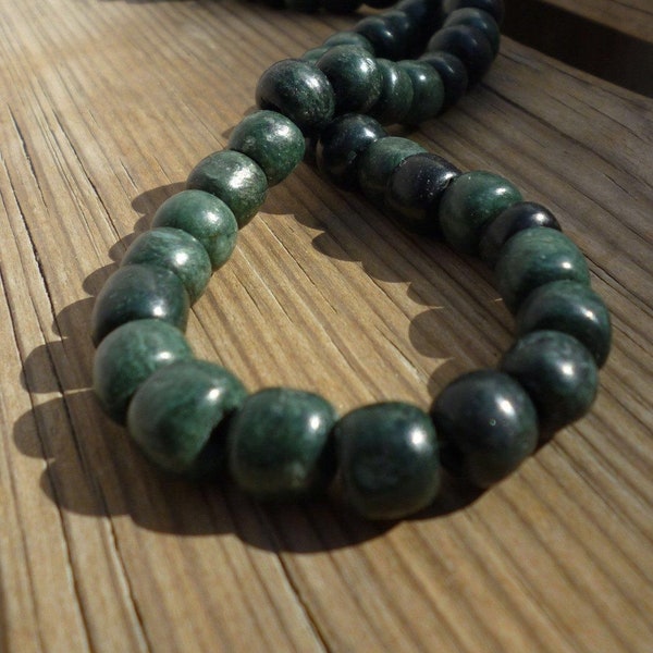 Perles de jade guatémaltèque en jade maya pour bijoux vert foncé