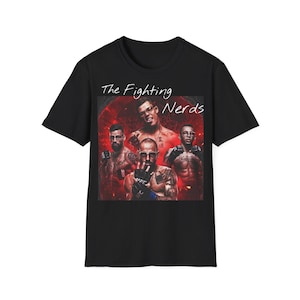 Op de afbeelding: Zwart T-shirt met een afbeelding van vier mixed martial arts-vechters op een rode en zwarte achtergrond. De tekst "The Fighting Nerds" is op het shirt gedrukt.