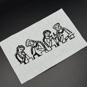 Pode incluir: Imagem bordada em preto e branco de cinco pessoas com roupas medievais em pé em fila. As pessoas usam chapéus e túnicas e têm as mãos juntas em oração.