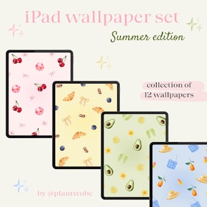 Pode incluir: Um conjunto de papéis de parede para iPad, edição de verão, com quatro iPads com diferentes fundos estampados. Os fundos incluem cerejas, croissants, abacates e outras ilustrações com tema de verão. O texto diz "collection of 12 wallpapers" e "by @plantwobe".