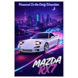 Könnte beinhalten: Illustration eines weißen Mazda RX7-Sportwagens mit dem Text "Forward Is the Only Direction." Das Auto rast auf einer neonbeleuchteten Straße vor einer Skyline. Das Bild hat ein lila und blaues Farbschema.