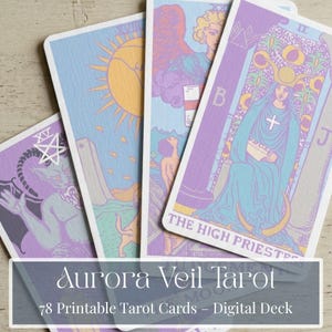 Può includere: Un mazzo di carte dei tarocchi con illustrazioni pastello. Le carte presentano immagini del sole, di un angelo e di una figura vestita. Il testo "Aurora Veil Tarot" e "78 Printable Tarot Cards - Digital Deck" è visibile.