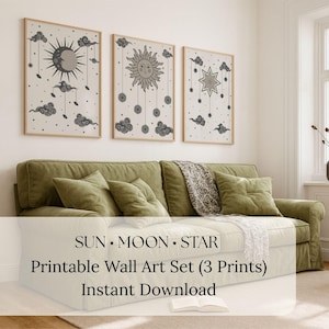 Puede incluir: Tres impresiones artísticas de pared enmarcadas con diseños celestiales de sol, luna y estrella. Cada impresión tiene un fondo beige con ilustraciones en gris oscuro y un marco de madera. El texto dice: SUN • MOON • STAR.
