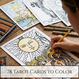 Puede incluir: Un conjunto de 78 cartas de tarot para colorear con ilustraciones de líneas en blanco y negro de varios arquetipos del tarot, incluyendo La Estrella, El Ermitaño y El Sol, acompañadas de lápices de colores y rotuladores finos.
