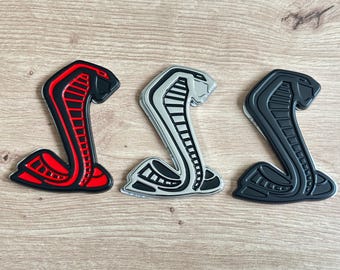 Emblema metálico Shelby GT500 – Insignia para maletero y/o parrilla – Rojo, negro o cromado