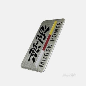 Può includere: Emblema in metallo argentato con scritta nera "無限", che in giapponese significa "Mugen", e "MUGEN POWER" in lettere bianche e rosse.