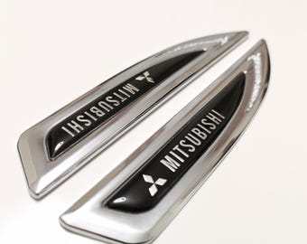 2 Emblemas metálicos Mitsubishi Wing 147x26mm