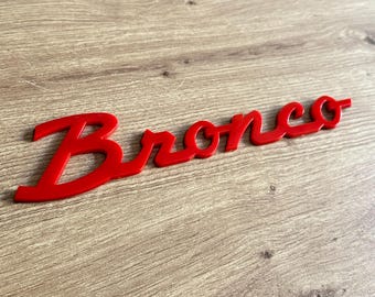 Emblema con letras rojas de Bronco Wing