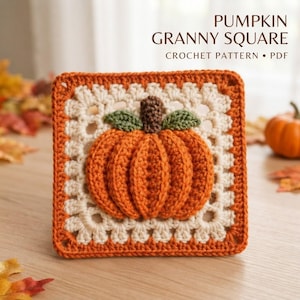 Può includere: Un quadrato all'uncinetto con una zucca arancione centrale con un gambo marrone e due foglie verdi, circondato da un bordo color crema e una cornice arancione. Il testo PUMPKIN GRANNY SQUARE CROCHET PATTERN PDF è visibile.