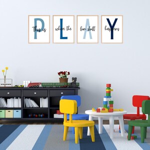 Puede incluir: Una sala de juegos con una estantería negra, una mesa blanca y cuatro sillas de colores. La pared tiene cuatro impresiones enmarcadas que deletrean "This is where the fun stuff happens."