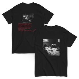 Puede incluir: Camisetas negras con una imagen en blanco y negro de una persona en una cama rodeada de flores. La parte posterior de la camiseta tiene una imagen en blanco y negro de un ataúd con texto rojo. El texto dice "Unfortunately before my death..."