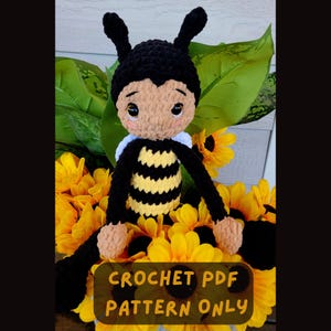 Może przedstawiać: Wzór na szydełku do zabawki amigurumi w kształcie pszczoły. Pszczoła jest czarna i żółta z brązową twarzą i białymi skrzydłami. Pszczoła siedzi na łóżku z żółtych słoneczników.