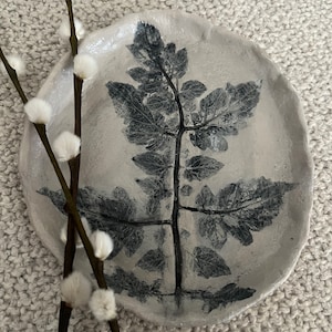 Clay plate, candle plate, jewelry plate, clay plate, witchy home, decor, boho decor, flower plate, botanical plate, ring plate, gift