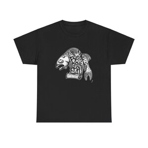 Peut inclure: T-shirt noir avec un graphique blanc d'un poisson avec le texte "Be gone evil!" sur un rouleau.