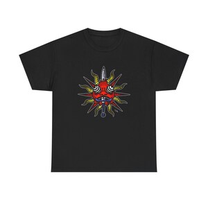 T-shirt en coton épais unisexe sombre dessiné main rouge T-shirt étrange blason soleil visage monstre punk épée et sorcellerie vêtements Art vêtements