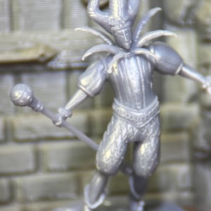 Jester Miniature | 28mm Scale Resin Figure | D&D Pathfinder RPG | M3DM