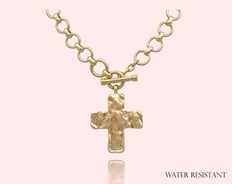 WATERBESTENDIG, gehamerde vetgedrukte kruisketting Toggle-ketting, Chunky Cross Statement hanger Toggle-ketting, handgemaakte ketting