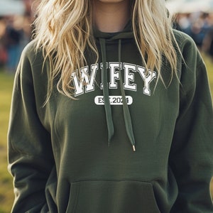 Sweat femme, pull mariée, nouveau sweat femme, col rond mariée, pull mariée personnalisé, cadeau d'anniversaire d'épouse, cadeau de 1er anniversaire de mariage image 1