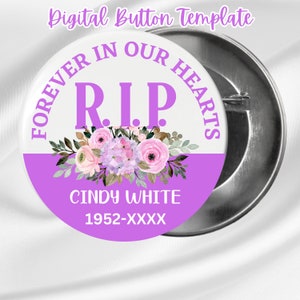 Op de afbeelding: Paarse en witte knop met de tekst "Forever in our hearts" en "RIP" in grote paarse letters. De knop heeft ook een bloemenpatroon en de tekst "Cindy White 1952-XXXX".