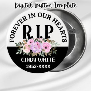 Op de afbeelding: Zwart-witte knop met een bloemenontwerp en de tekst "Forever in our hearts RIP Cindy White 1952-XXXX".