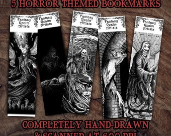 Puede incluir: Cinco marcadores de libros de temática de terror en blanco y negro con ilustraciones dibujadas a mano. Los marcadores presentan una figura esquelética, una criatura con dientes afilados, una figura encapuchada y una figura con una larga túnica fluida. Los marcadores están etiquetados como "Fantasy Realm Artists".