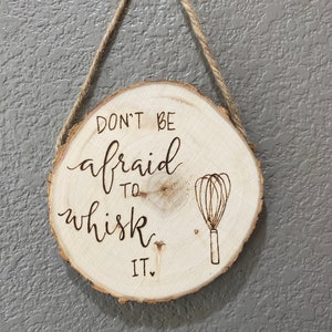 Holzgebranntes Küchenschild: Lustiges rustikales Dekor, handgemacht (12 cm)