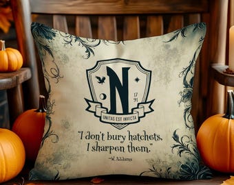 Cojín decorativo con frase de Miércoles Addams: "No entierro hachas, las afilo".
