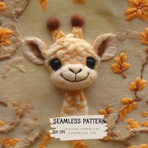 Puede incluir: Una jirafa bordada linda con ojos grandes y una boca sonriente. La jirafa está rodeada de hojas y enredaderas bordadas sobre un fondo de tela beige. El texto "SEAMLESS PATTERN", "DIGITAL DOWNLOAD", "300 DPI" y "COMMERCIAL USE" está impreso debajo de la jirafa.