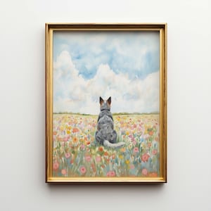 Può includere: Dipinto ad acquerello incorniciato di un cane seduto in un campo di fiori colorati, rivolto verso l'esterno. Il cielo è blu con soffici nuvole bianche. La cornice è dorata.