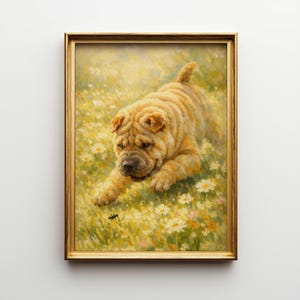 Pode incluir: Pintura emoldurada de um cão Shar Pei num campo de margaridas. O cão é castanho claro com pele enrugada, deitado com as patas dianteiras estendidas. A pintura tem uma moldura dourada e um fundo branco.