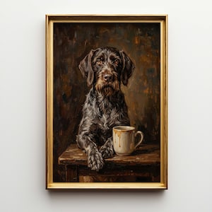Könnte beinhalten: Gerahmtes Ölgemälde eines braun-grauen Draht-Haarigen Vorstehhundes mit einer Kaffeetasse auf einem Holztisch. Der Hund hat einen langen, zotteligen Bart und blickt direkt den Betrachter an. Das Gemälde hat eine warme, rustikale Ausstrahlung.