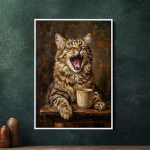 Może przedstawiać: Oprawiony wydruk ziewającego kota pręgowanego z brązowym i płowym futrem, siedzącego na drewnianym stole. Obok kota stoi beżowy kubek z plamami po kawie. Tło jest ciemnobrązowe i teksturowane.