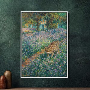 Op de afbeelding: Een ingelijst schilderij toont een tijgerkat die door een veld met paarse en blauwe bloemen loopt. Het kunstwerk heeft een impressionistische stijl, met een pad dat naar een klein gebouw leidt. Het kleurenpalet omvat groen, paars en bruin.